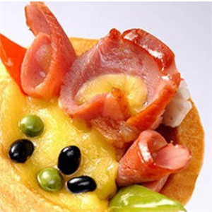 哈萨里手握披萨