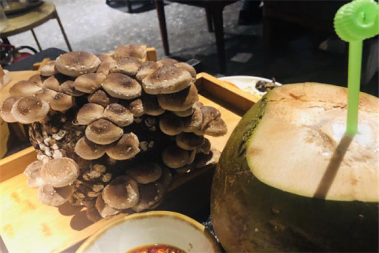 椰语江南海南椰子鸡火锅加盟