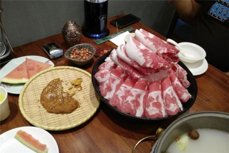 月光下的毡房火锅加盟