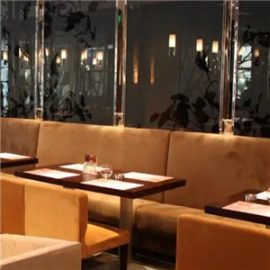 萨客思手握披萨