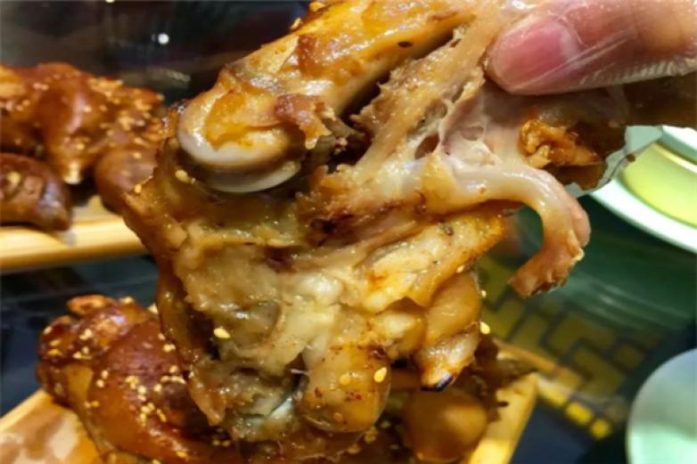 仇小福烤猪蹄美味