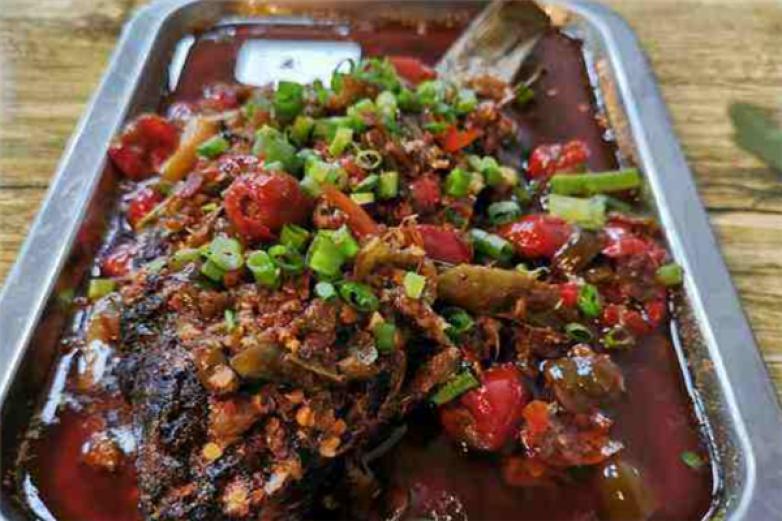 百味李式烧烤店烤鱼