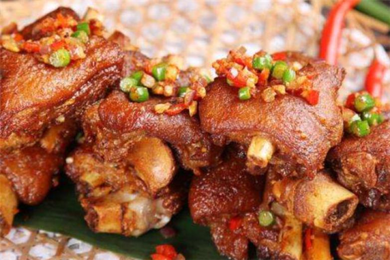 <span style='background-color:yellow;vertical-align:baseline;'>大师</span>兄烤猪蹄加盟