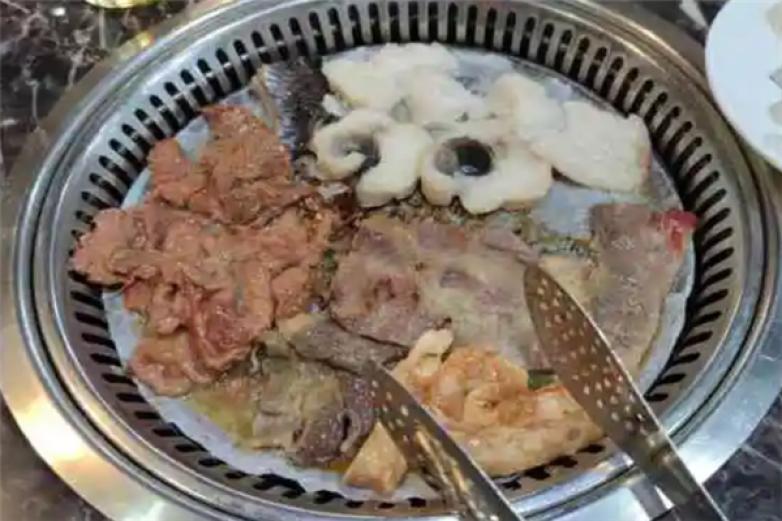 秋天里自助火锅烧烤加盟