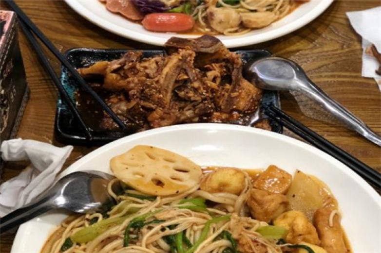 秦壹桶干拌冒菜加盟