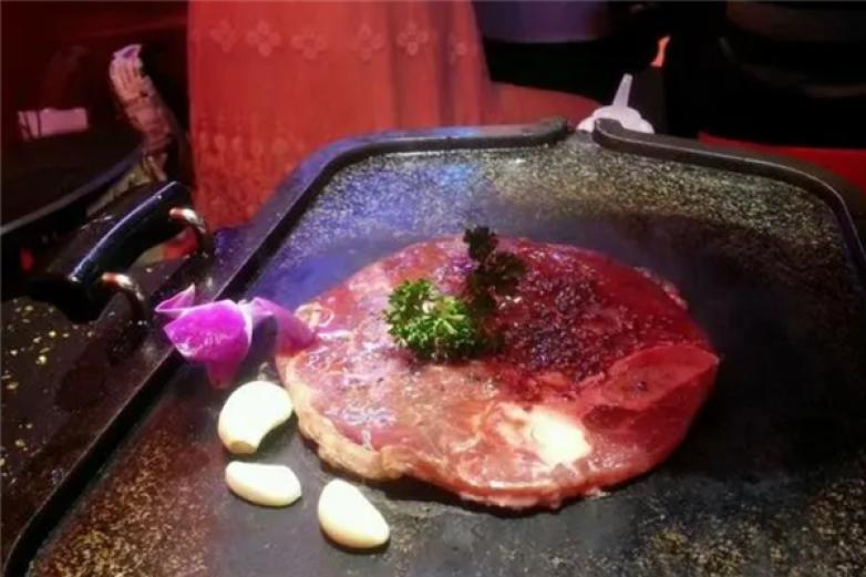 猛蚁大石板烤肉加盟