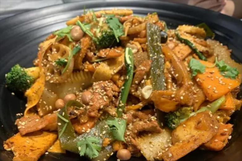 渲渲麻辣香锅加盟