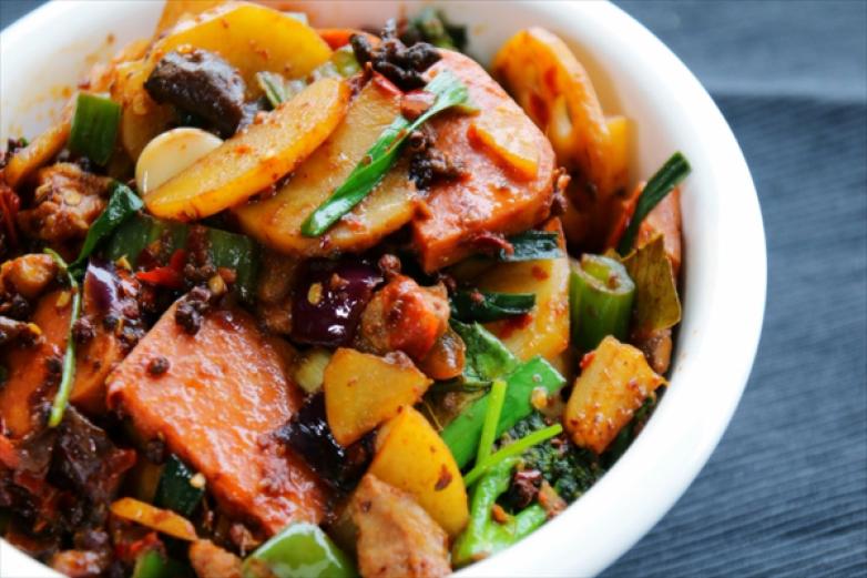 渲渲麻辣香锅加盟