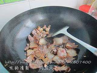 包菜腊肉干锅的做法步骤：6