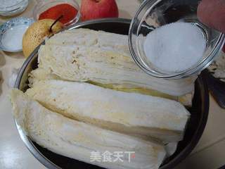 韩餐的重要原料之一“辣白菜”的做法步骤：2