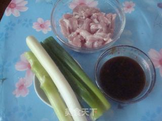 京葱炒猪脖肉的做法步骤：1