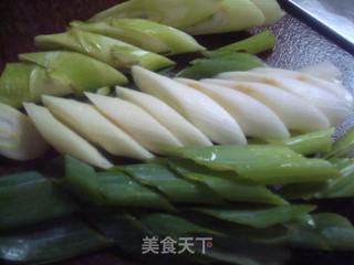 京葱炒猪脖肉的做法步骤：3