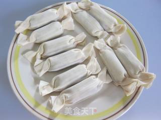小朋友滴把戏《糖形馄饨串》的做法步骤：6