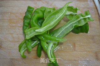刺激，够味的【大葱拌尖椒】的做法步骤：2