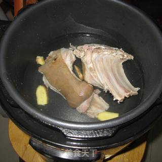 羊肉芋片香锅的做法步骤：3