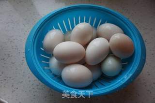 自制爆油咸鸭蛋的做法步骤：1
