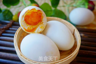自制爆油咸鸭蛋的做法步骤：12