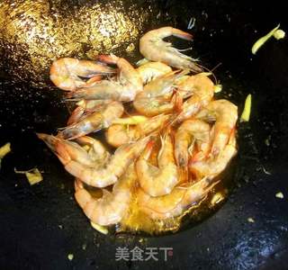 甜黄酒焖虾的做法步骤：5