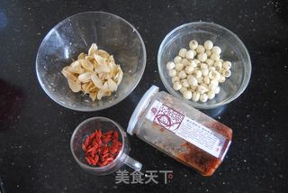 百合莲子羹的做法步骤：1
