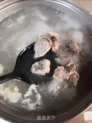 胡萝卜排骨粉丝汤的做法步骤：6