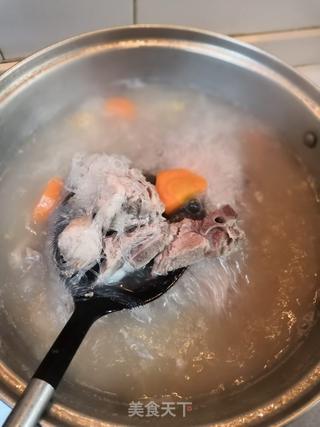 胡萝卜排骨粉丝汤的做法步骤：10