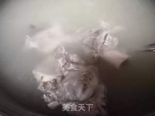 筒骨萝卜豌豆汤的做法步骤：3