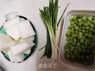 筒骨萝卜豌豆汤的做法步骤：2