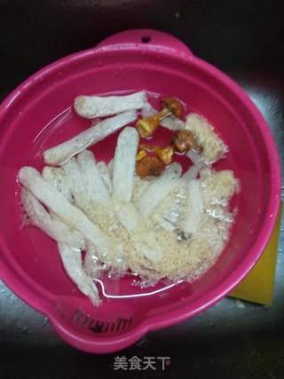 鸡肉竹荪汤的做法步骤：1