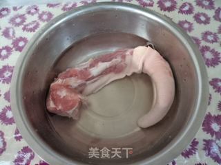 白萝卜玉米猪尾汤的做法步骤：1