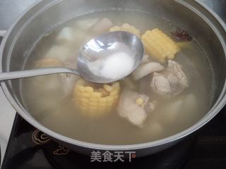 白萝卜玉米猪尾汤的做法步骤：8