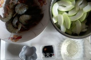 美容养颜鲜虾冬瓜汤的做法步骤：1