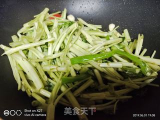 牛肉炒空心菜梗的做法步骤：5