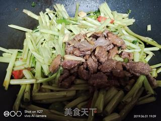 牛肉炒空心菜梗的做法步骤：6