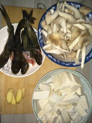 黄骨鱼豆腐汤的做法步骤：1