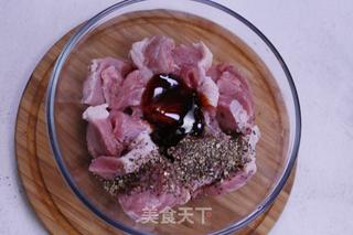 多彩黑椒牛肉串的做法步骤：1