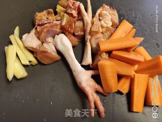胡萝卜蘑菇鸡汤的做法步骤：1