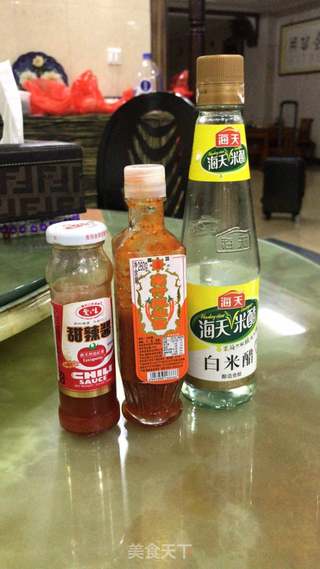糖醋鲈鱼的做法步骤：2
