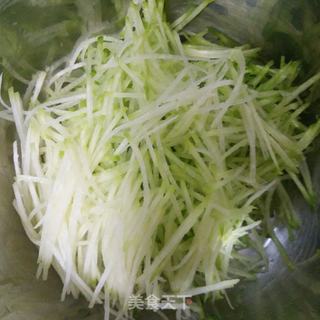 牛肉萝卜丝热汤的做法步骤：2