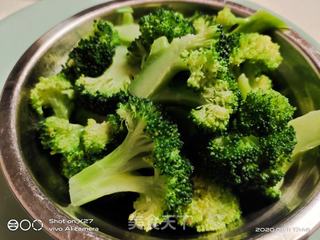三文鱼西蓝花的做法步骤：1