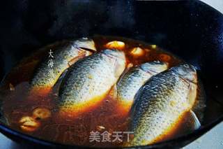 酱炖鲫鱼的做法步骤：5