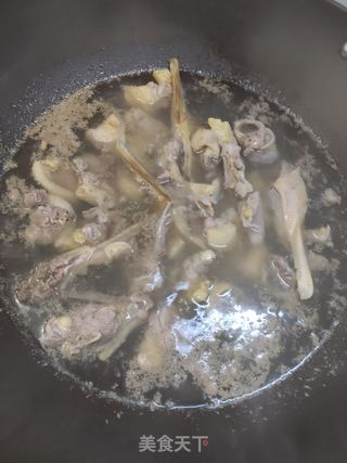 啤酒鸭：砂锅炖鸭🍺的做法步骤：4