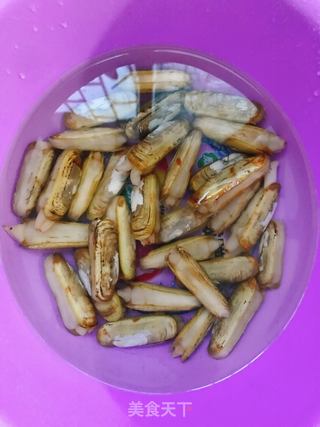 爆炒蛏子的做法步骤：1