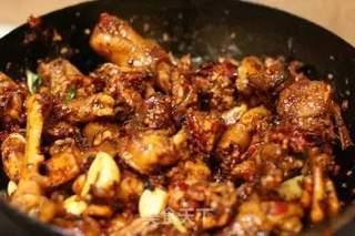 铁锅炖鸡贴饼子的做法步骤：2