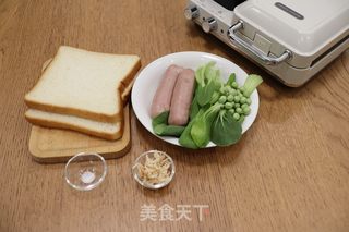 脆皮肠吐司虾皮汤早餐的做法步骤：1