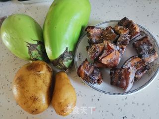 红烧肉炖茄子土豆的做法步骤：1