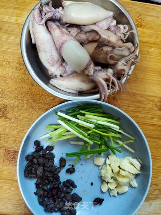 豆鼓焖鱿魚仔的做法步骤：1