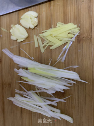 香辣炒蛏子的做法步骤：1
