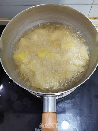 土豆炖茄子的做法步骤：1