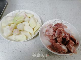 土豆烧肉的做法步骤：1