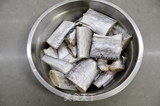 红烧带鱼的做法步骤：2